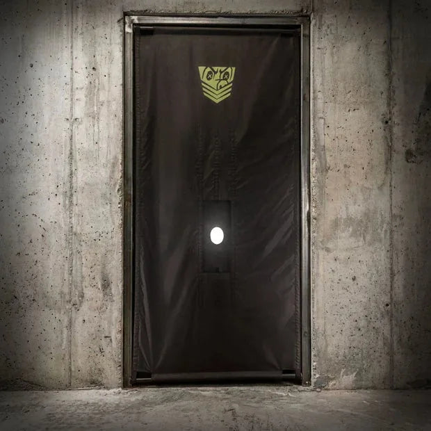 Doorway glory hole kit with tension bars and nylon curtain, product photo 7. Fort Troff.